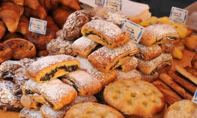 Đứng thứ 3 trong danh sách là Pháp. Nếu bạn là một trong những người không thích ăn vì sống không phải để ăn và cuộc sống có nhiều thứ khác thú vị hơn là ăn, hãy đến Paris, CNN gợi ý. Đây không chỉ là thành phố hoa lệ với tháp Eiffel, mà còn có rất nhiều món ngon để bạn thưởng thức: từ bánh bì baguette, bánh sừng bò, macaron, ... cho đến gan ngỗng, sườn cừu nướng. Và hành trình đi dọc đất nước để thưởng thức rượu vang cũng là một trong những trải nghiệm tuyệt vời nhất với du khách. Ảnh: A Taste of French Cuisine