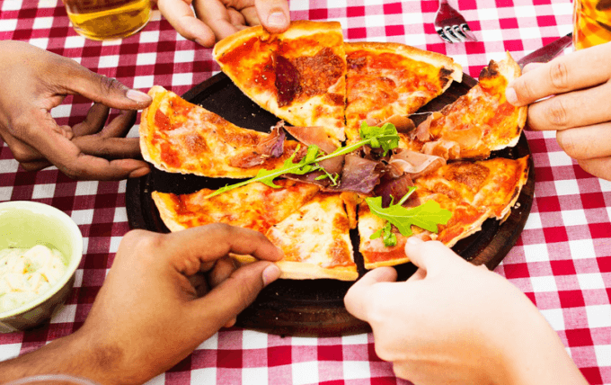 Hãy ăn món của mình, thay vì nhìn ngó sang đồ ăn của người ngồi cạnh. Ảnh: East Coast Radio